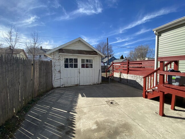 Building Photo - 3 Bedroom Home