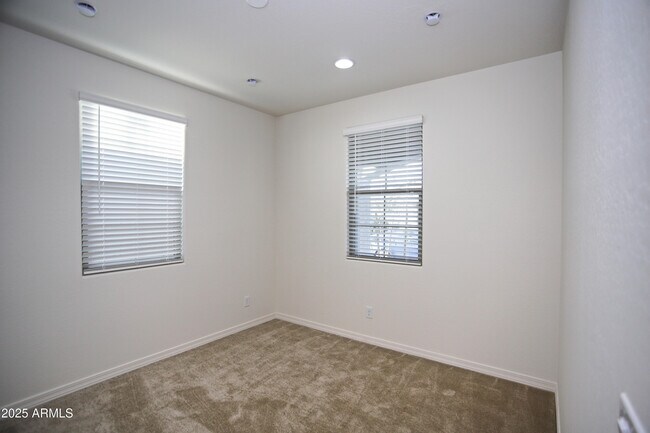 Building Photo - 1005 W Finch Dr
