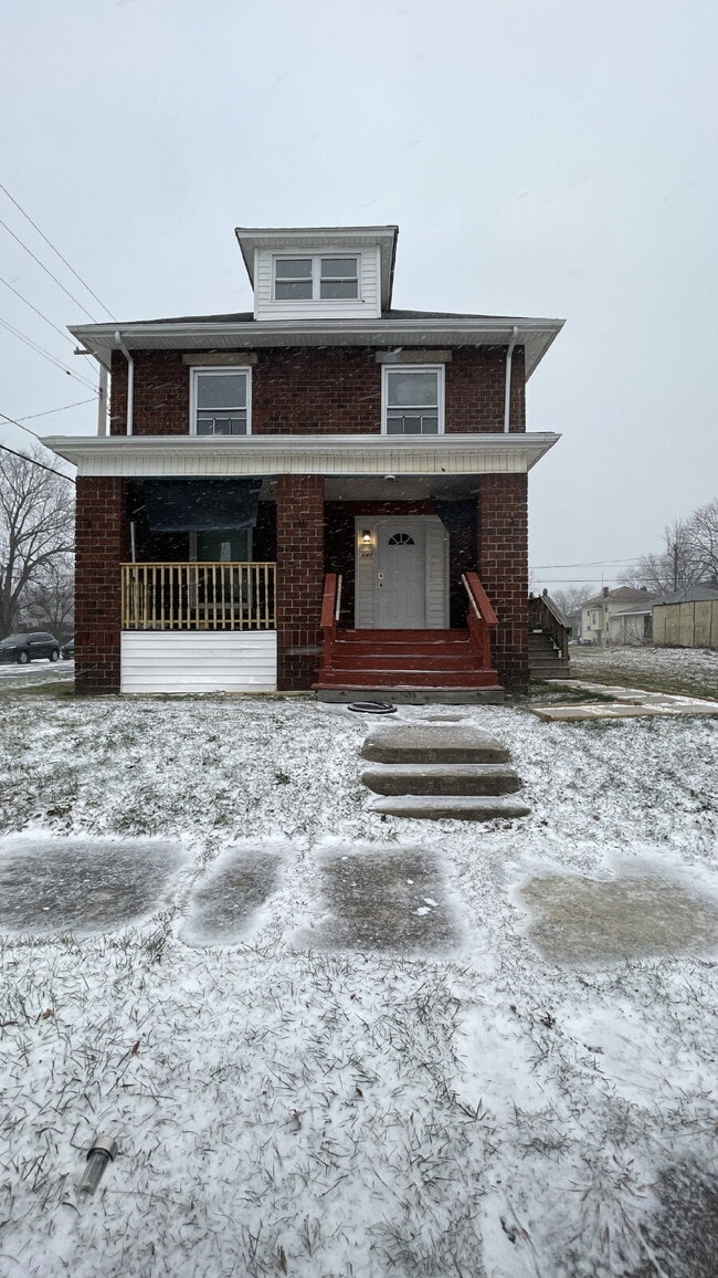 Building Photo - Cozy, Updated 1-Bed Apartment Near Downtown Sharon with In-Unit Laundry!