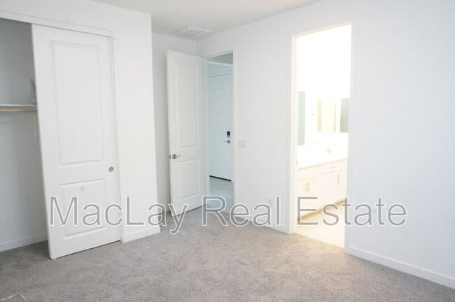 Building Photo - 40562 W Michaels Dr