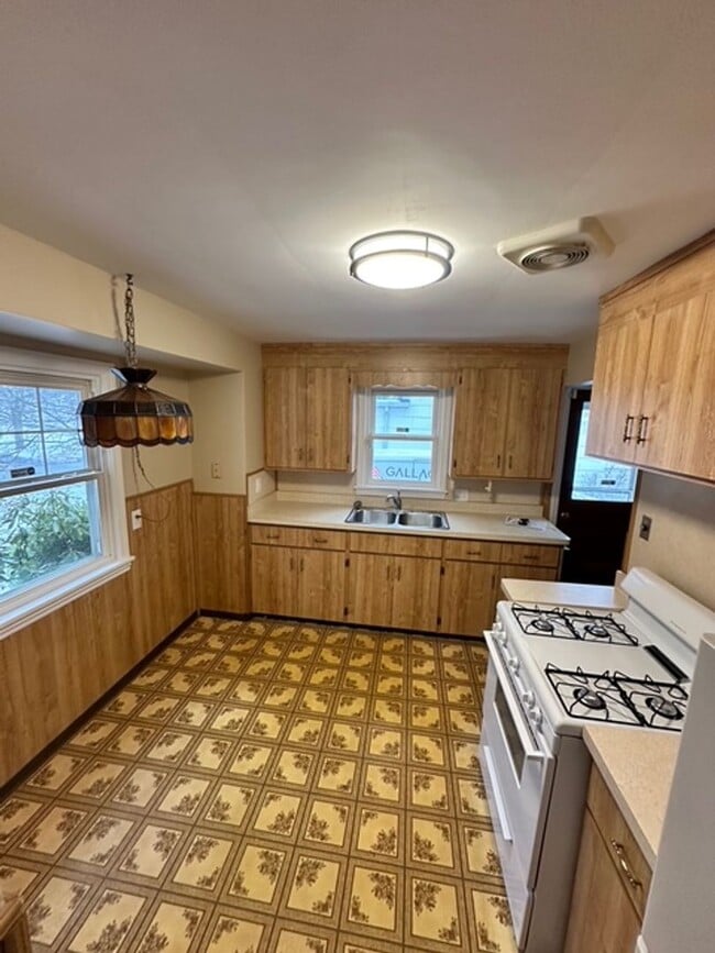 Building Photo - Charming 3-Bedroom Home with Large Backyard For Rent!