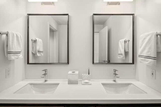 Building Photo - Luxurious 17th-Floor Renaissance Condo with Stunning City Views