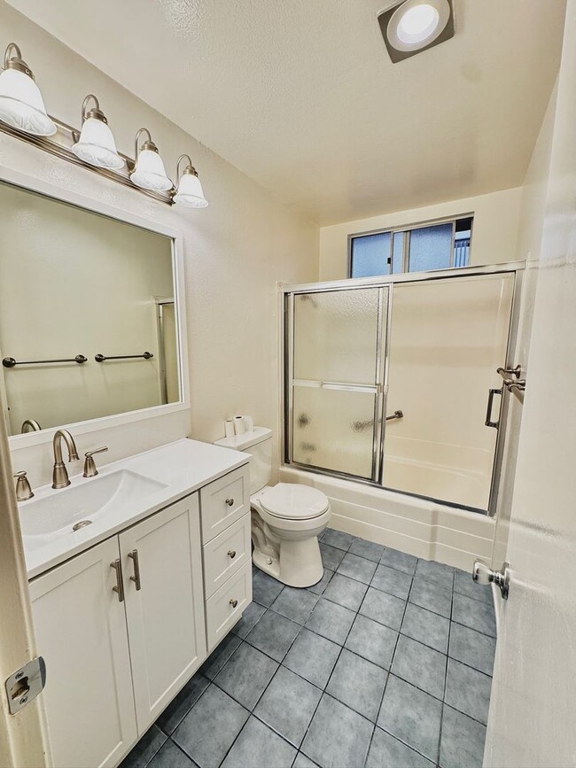 Building Photo - Mission Bay 2 Bed 2 Bath Condo with covere...