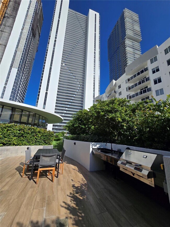 Building Photo - 700 NE 24th St