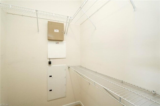 Building Photo - 622 Claire Ln