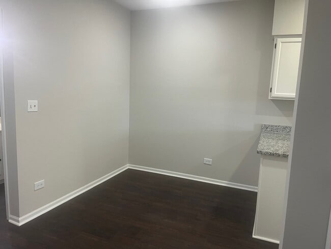 Building Photo - 567 W Parkside Dr