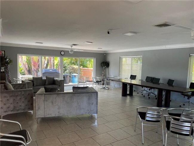 Building Photo - 140 NE 19th Ct