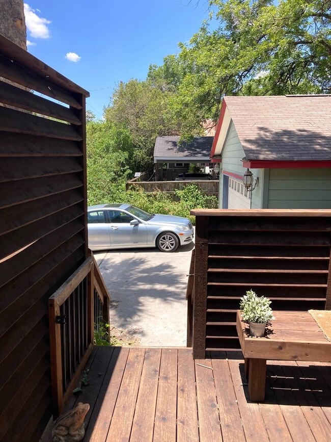 Building Photo - ZERO APPLICATION FEE FOR THIS ALTA VISTA BUNGALOW!