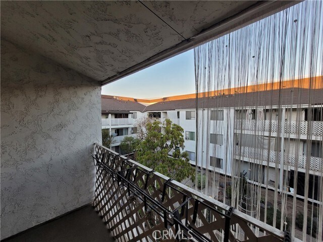 Building Photo - 3565 Linden Ave