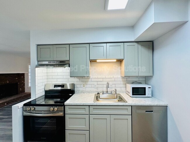 Building Photo - 420 Rose Ave