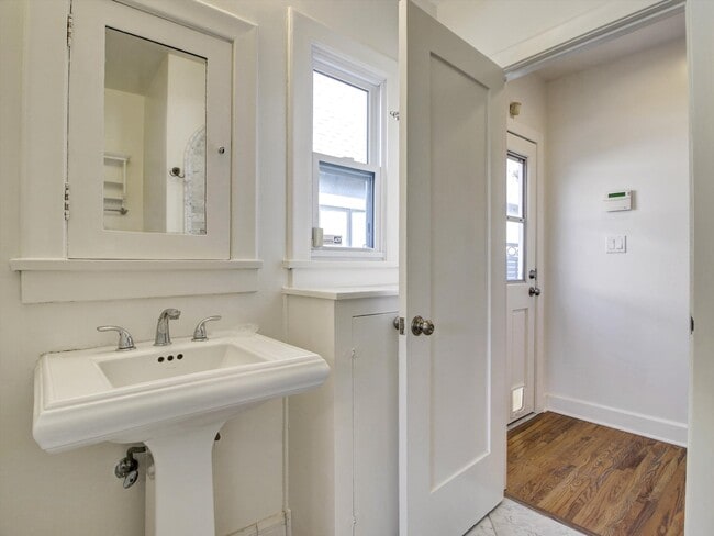 Building Photo - 203 S Stanley Dr