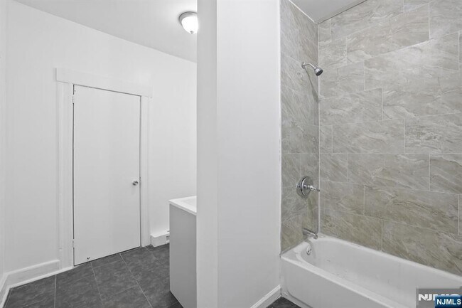 Building Photo - 18 Barnert Pl