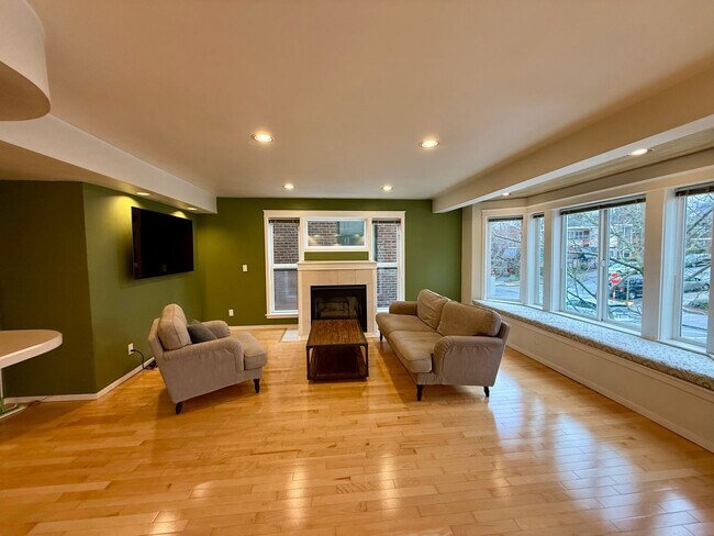 Building Photo - 1629 Queen Anne Ave N