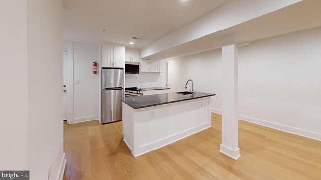 Building Photo - 472 Ridge St NW