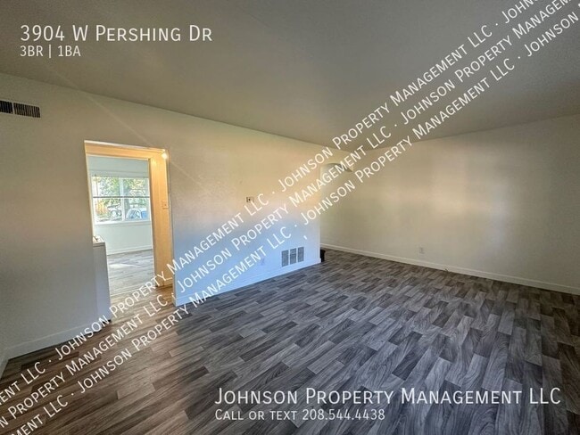 Building Photo - 3904 Pershing Dr