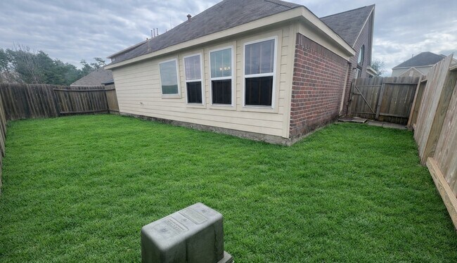 Building Photo - 5011 Forest Hurst Glen