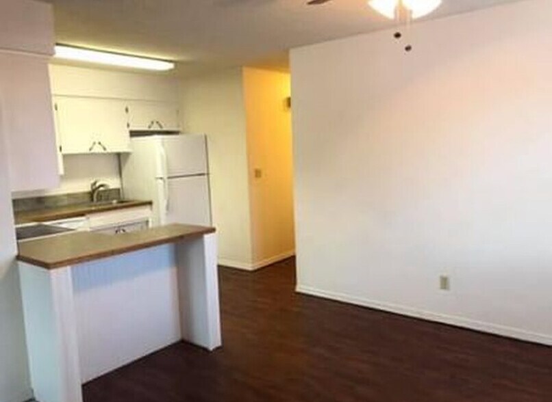 Building Photo - 304 S Pine St