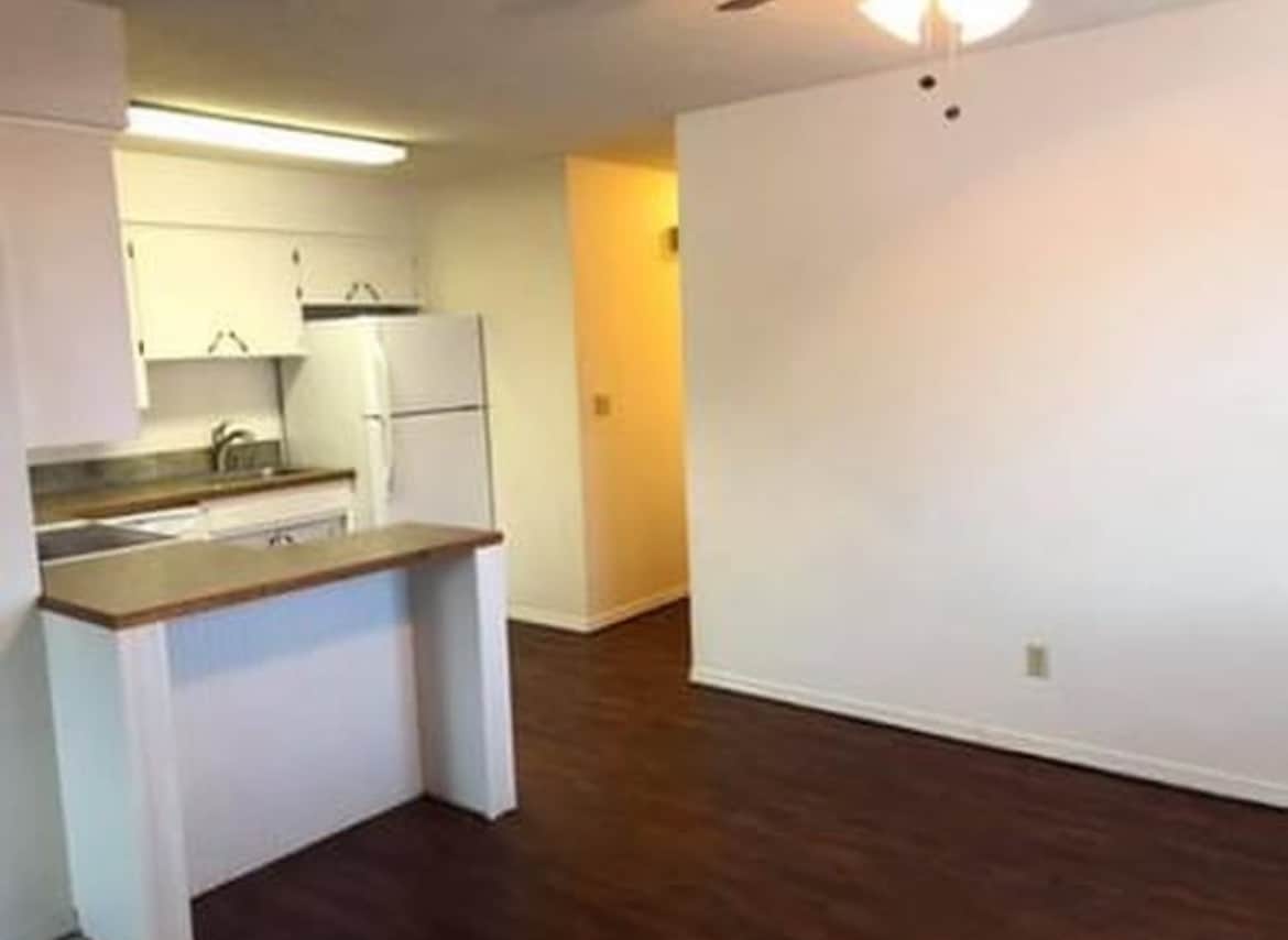 Building Photo - 304 S Pine St