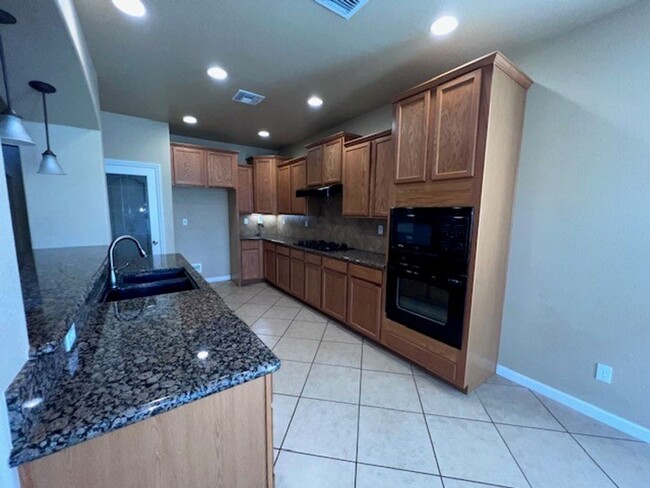 Building Photo - 6 Bedroom, 4 Bath Home close to schools an...