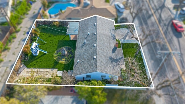 Building Photo - 1415 W Roseburg Ave