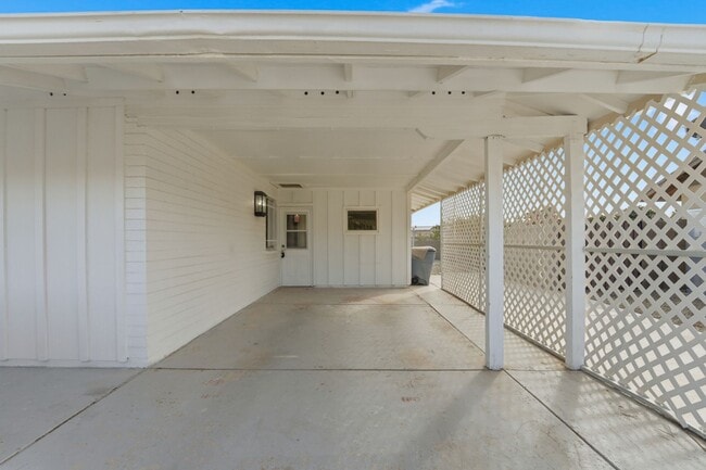 Building Photo - Comfortable 2-Bed Sun City Retreat with Vinyl Flooring & Fresh Paint