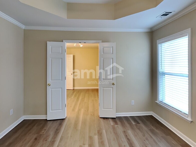 Building Photo - 295 Springs Xing