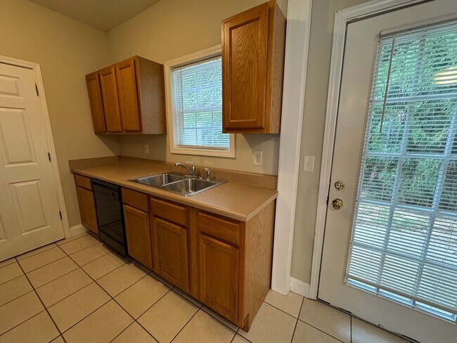 Building Photo - Nice 2/2.5 Townhouse in East Rome- $1,295