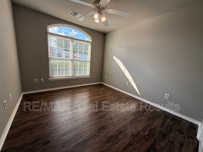 Building Photo - 420 Spicewood Trail