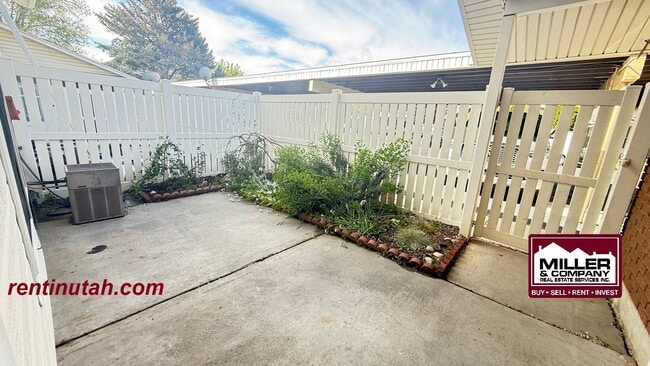 Building Photo - Beautiful Murray 2 Bedroom Townhouse For Rent!!