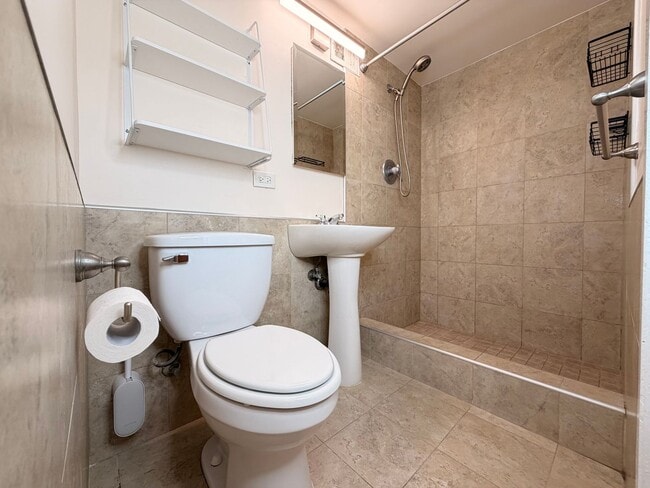 Building Photo - Bright Updated 1 bedroom with covered parking. ALL utilities included