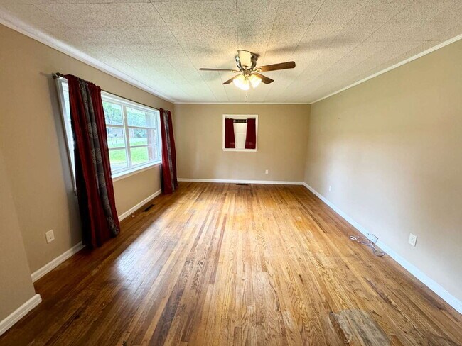 Building Photo - 3 bedroom, 1.5 bathroom single family home