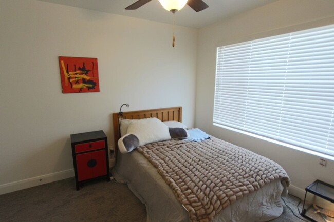 Building Photo - DESERT COLOR 3 Bed 2.5 Bath