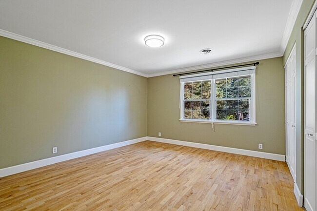 Building Photo - 1601 77th Ave NE