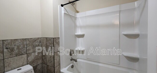 Building Photo - 525 Twelve Oaks Dr