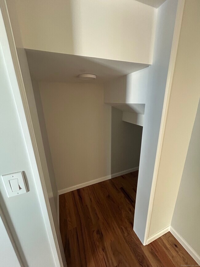 Building Photo - 388 William St