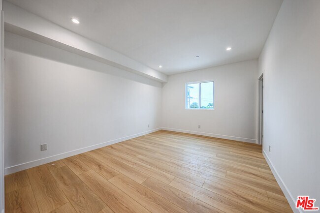 Building Photo - 1525 S Carmelina Ave