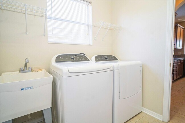 Building Photo - 561 Winthrop Dr