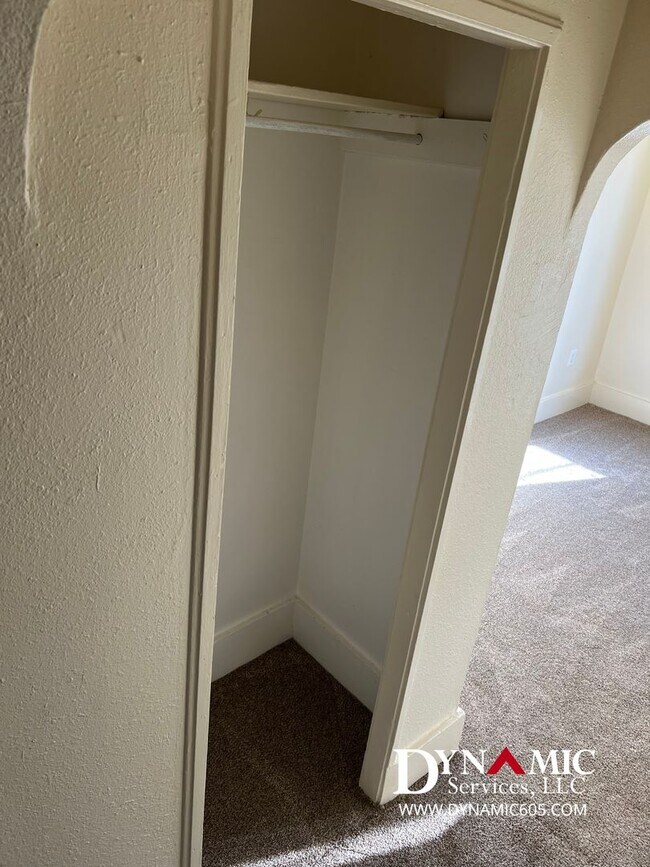 Building Photo - 612 W 11th St