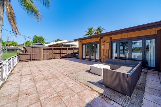 Building Photo - 2250 Buttonwood Ave