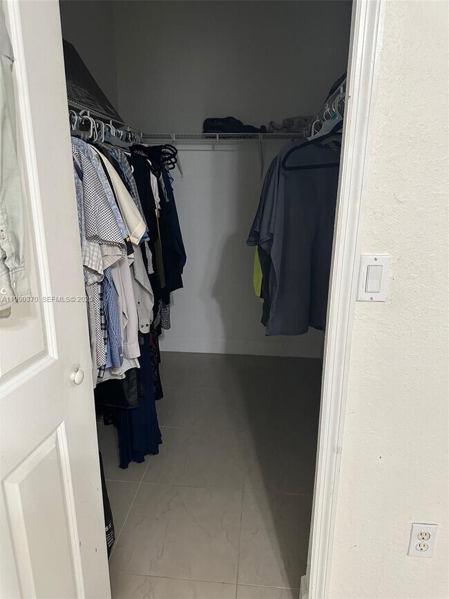 Building Photo - 2551 SE 16th Terrace