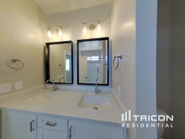 Building Photo - 4548 E Grandview St