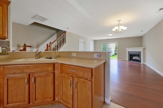 Building Photo - End Unit Townhome in Great Location!