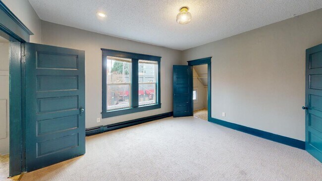 Building Photo - 6307-6321 Roosevelt Way NE