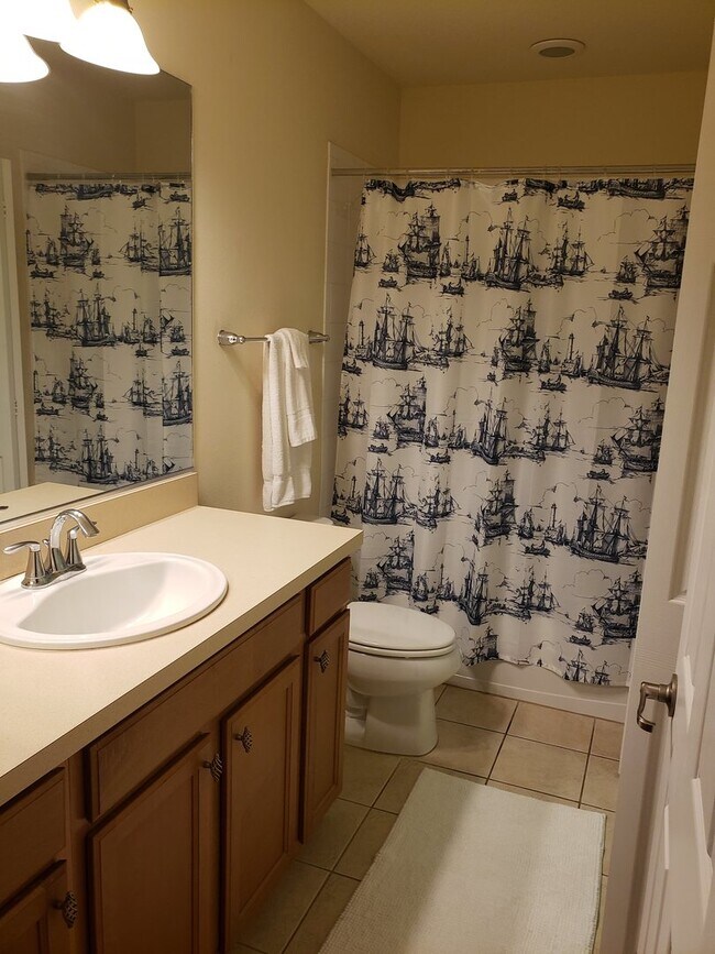 Building Photo - Lakeside Village Townhouse 2 Bedroom  2.5 Bath Available for Short-Term Rental