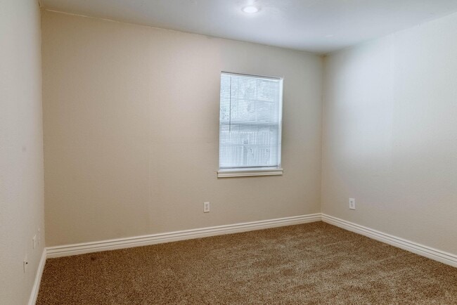 Building Photo - 620 W Willamette Ave