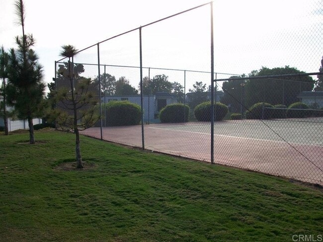 Building Photo - 1640 Maple Dr