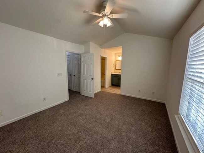 Building Photo - Townhouse / Stoney Creek