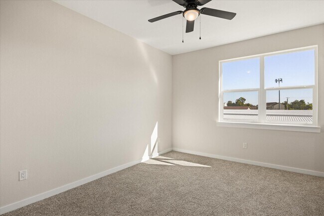 Building Photo - 585 Galt Dr