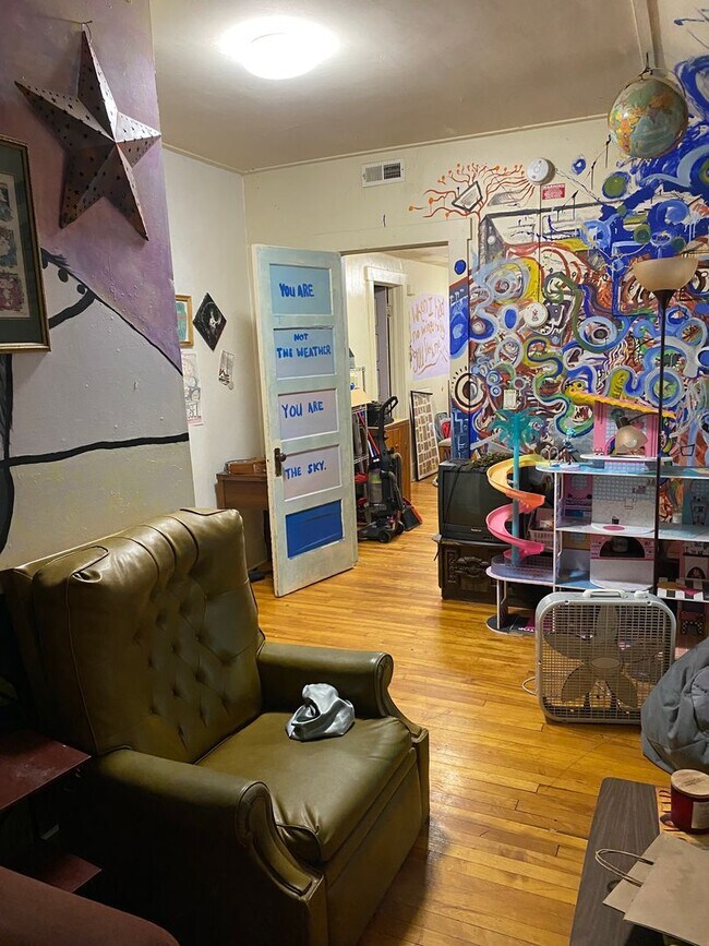 Building Photo - 560-2 Allen - Available 6/1/26 Spacious 2n...