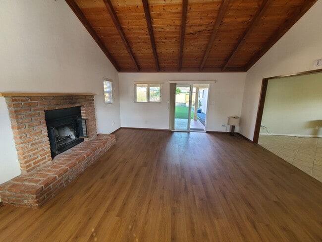 Building Photo - Spacious 4 bed 2 bath + 2 car garage & lar...